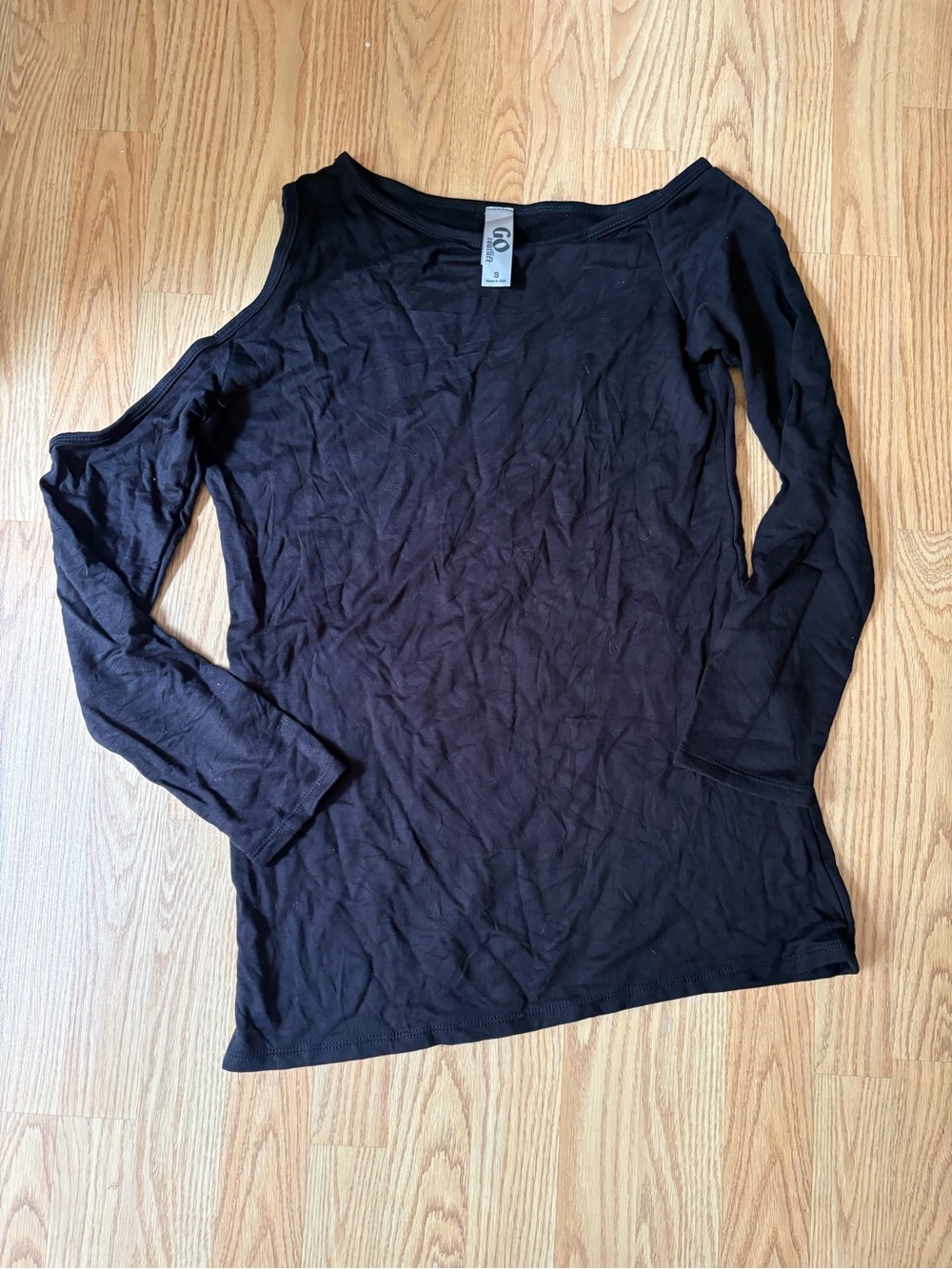 Go Couture Black Cold-Shoulder Long Sleeve Tee
